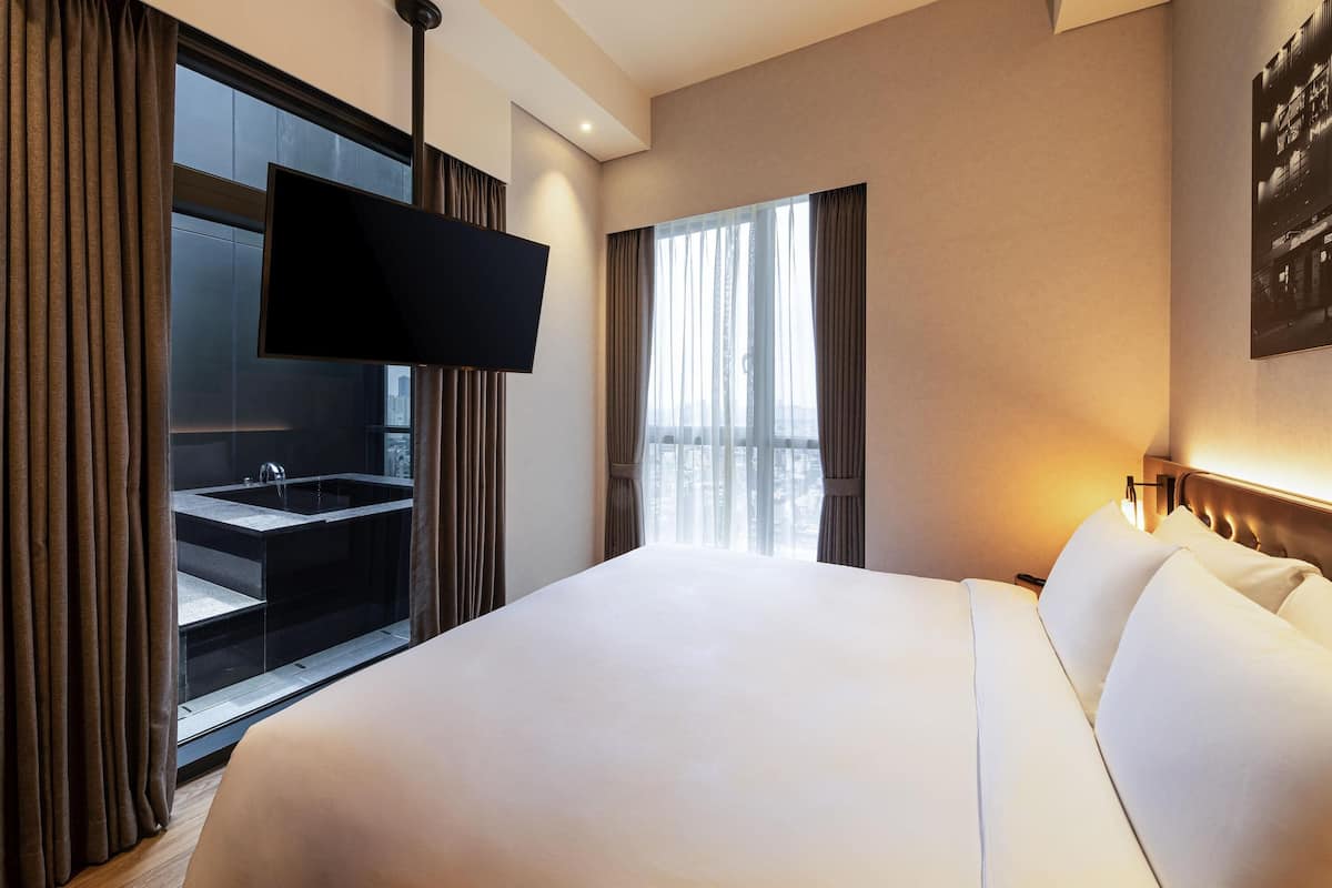 Suite Junior, 1 très grand lit (Open Air Bath) | Literie de qualité, coffre-fort, ameublement unique, bureau