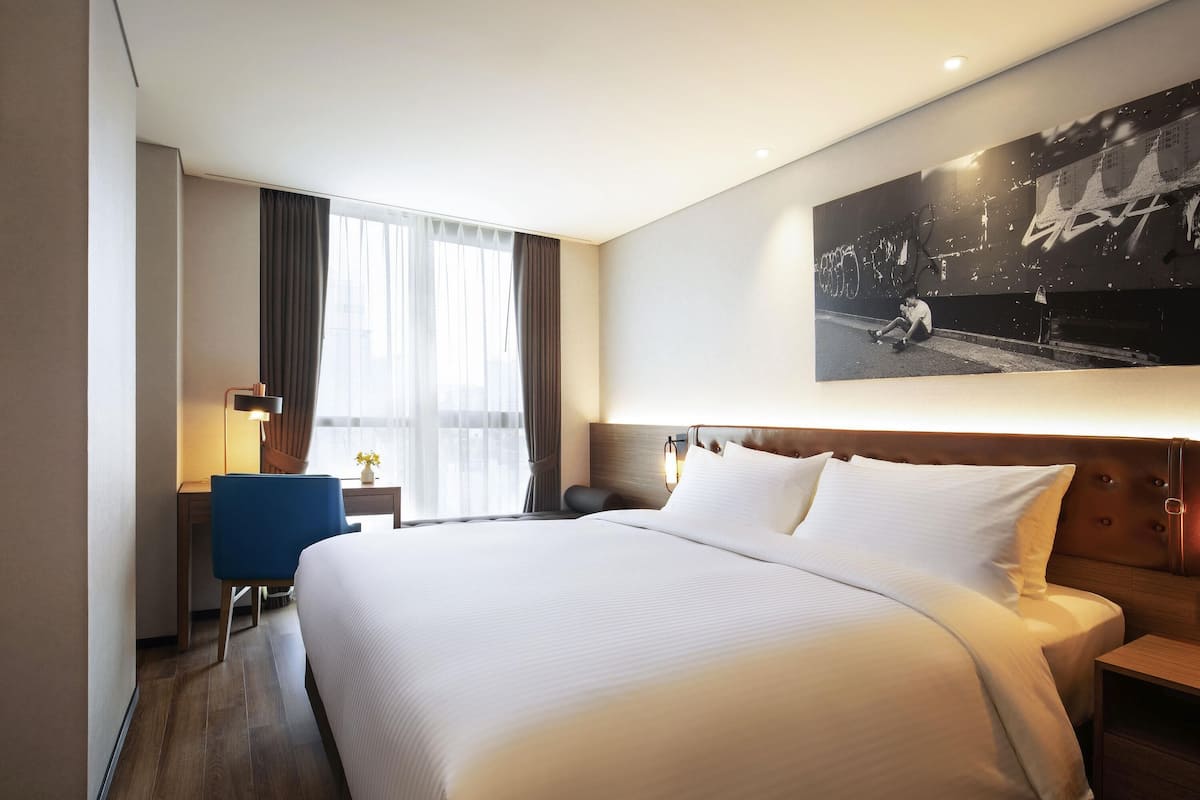 Rom – standard, 1 kingsize-seng | Sengetøy av topp kvalitet, safe på rommet og individuelt innredet