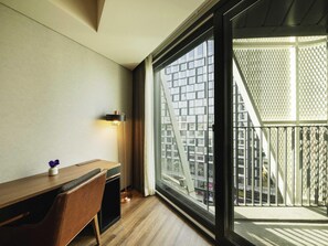 디럭스룸, 킹사이즈침대 1개, 발코니 (Superior) | 고급 침구, 객실 내 금고, 각각 다르게 가구 비치, 책상