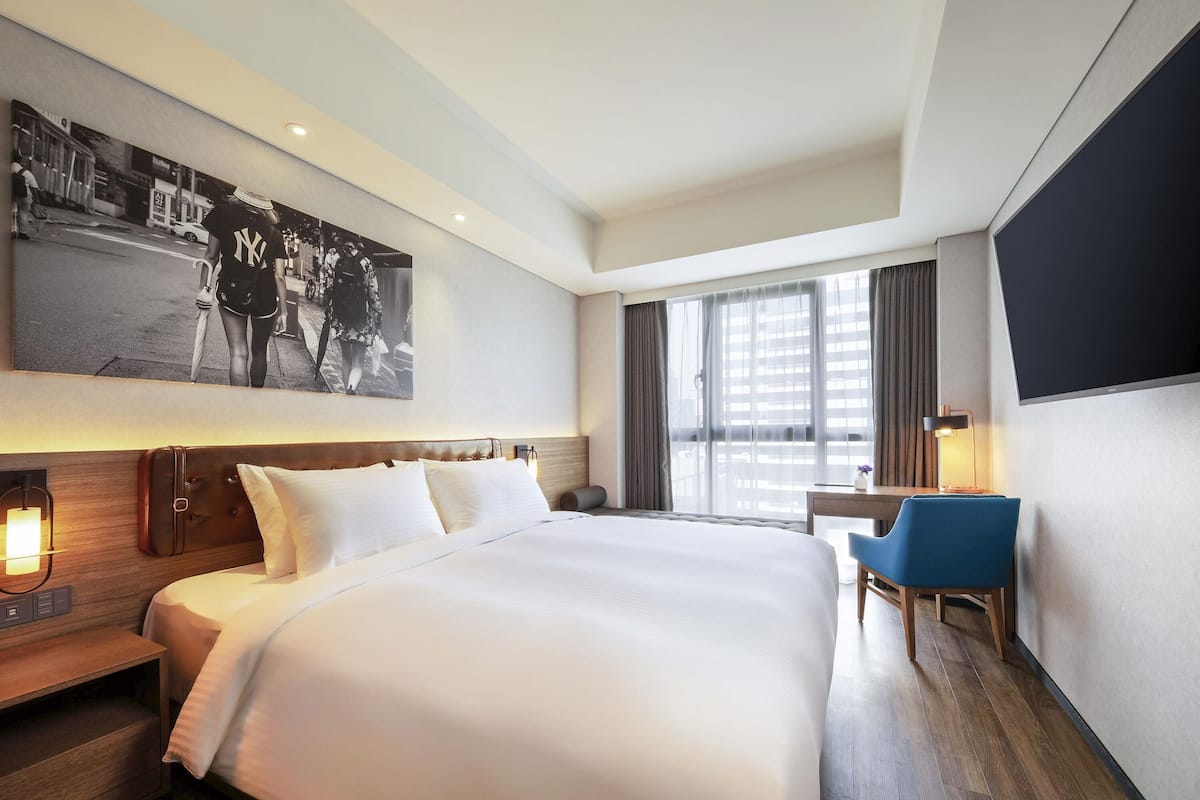高級客房, 1 張特大雙人床 | 高級寢具、房內夾萬、獨特裝修、書桌