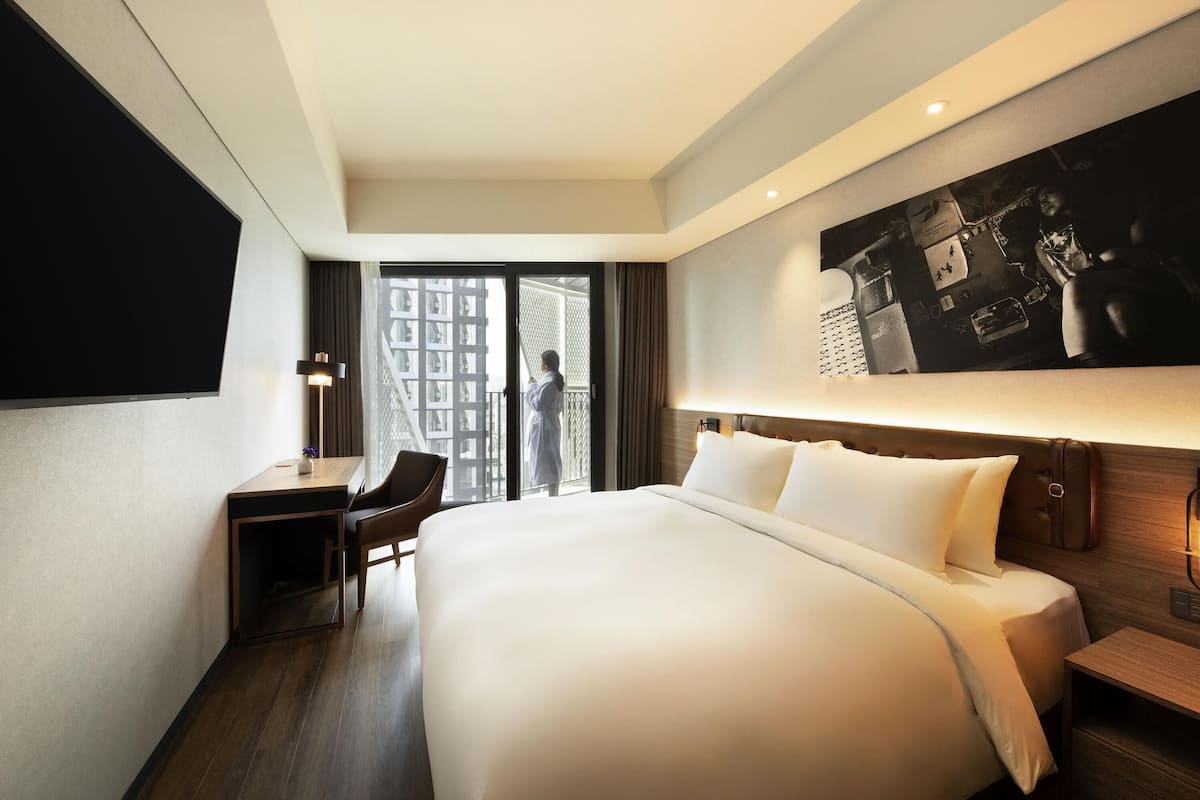 Chambre Deluxe, 1 très grand lit, balcon (Superior) | Literie de qualité, coffre-fort, ameublement unique, bureau