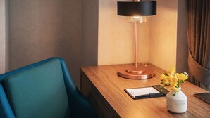 A wooden nightstand with a modern lamp, a vase with yellow flowers, and a notepad. - Mercure Ambassador Seoul Hongdae (Seoul)