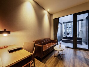 Ropa de cama de alta calidad y caja de seguridad en la habitación 