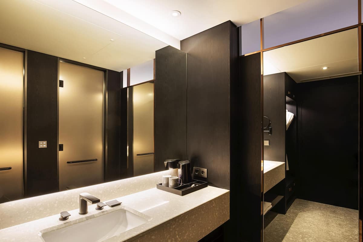 Premium bedding, in-room safe, individually furnished, desk