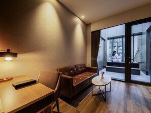 Ropa de cama de alta calidad y caja de seguridad en la habitación 
