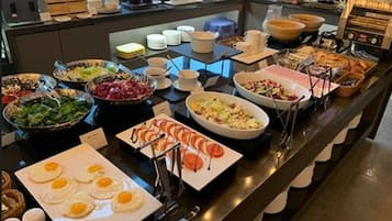 Se ofrece un desayuno bufé (27500 KRW por persona)