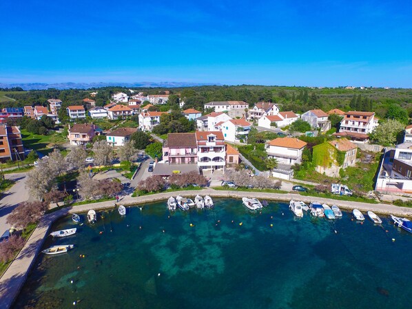 Huoneisto, 2 makuuhuonetta, parveke, valtamerinäköala | Majoituspaikan julkisivu