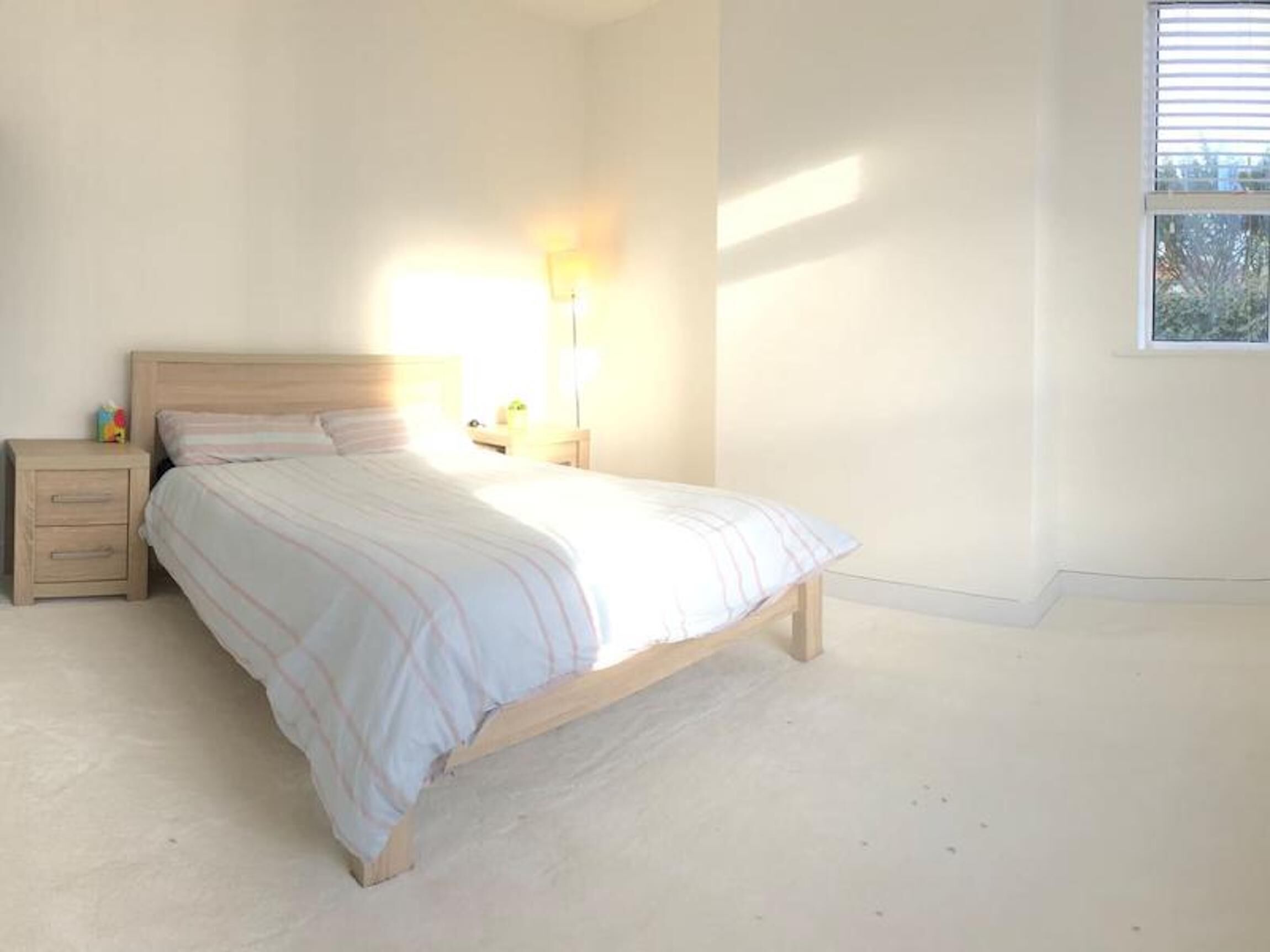 1 habitación, tabla de planchar con plancha y ropa de cama 