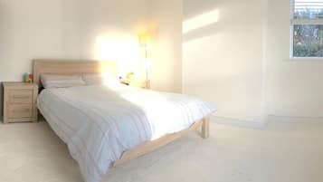 1 habitación, tabla de planchar con plancha y ropa de cama