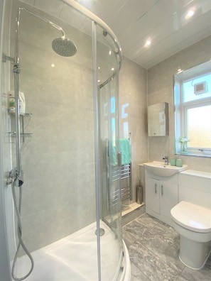 Bathroom shower - Diana's House - City Centre, Next to St James Park (Newcastle-upon-Tyne)