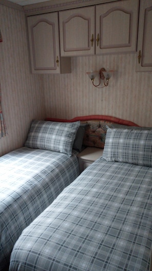 Chalet, 2 Bedrooms, Patio, Lake View | Bathroom | Free toiletries, hair dryer, towels, shampoo