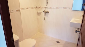 Room, 1 Bedroom, Smoking, Refrigerator | Bathroom | Towels - Welcome Inn Hotel Karon Beach (Karon)