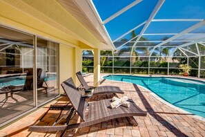 A heated pool - Villa Surfside with Salt Water Elec. Heated Pool, FREE WIFI, Kayaks, Bicycles (Cape Coral)