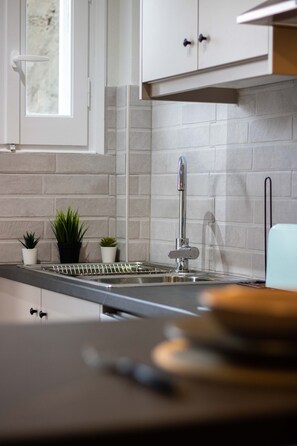 Frigorifero, forno, piano cottura, macchina per tè/caffè