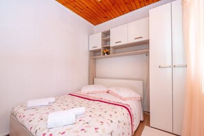 2 bedrooms, bed sheets - Holiday House by the sea With Amazing Terrase View - Vela Luka (Vela Luka)