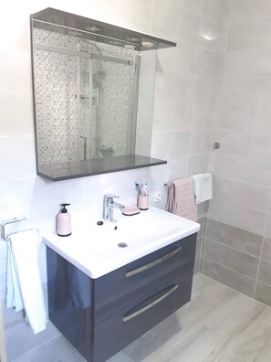Bathroom - Beautiful new Apartment Near the Beach - Vela Luka -korcula Island (Vela Luka)