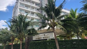 A multi-story hotel with a sign reading "Laguna Beach". - Laguna Beach 1A With Swimming Pool Views Pattaya (Pattaya)