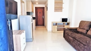 Apartment, 1 Bedroom, Smoking, Balcony | Living room