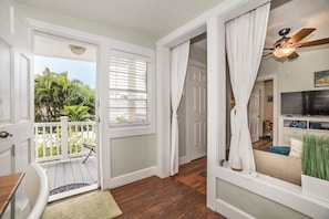 TV connectée, lecteur de DVD, livres, médiathèque