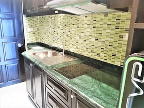 Private kitchen - "sea View Studio Apartment Jomtien Beach Condominium A3" (Pattaya)