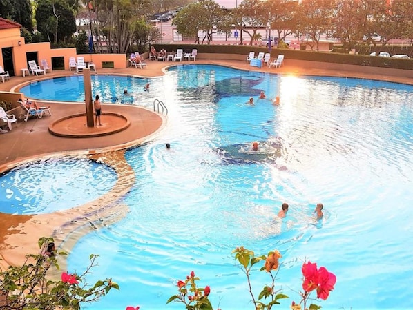 Departamento, 1 habitación, para fumadores, balcón | Alberca | Alberca al aire libre 