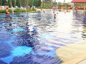 Pool - "jacuzzi Beach Front Apartment With Sea View Jomtien Beach Condo S1" (Pattaya)