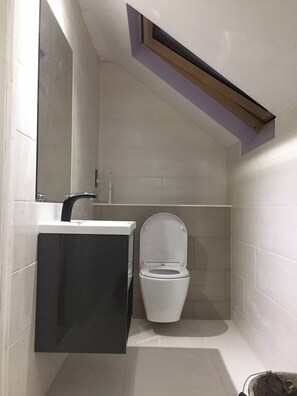 Bathroom - Room-private Double Room With New En-sui (King's Lynn)
