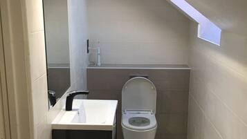 Room, 1 Bedroom | Bathroom amenities | Shower, hair dryer, towels