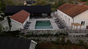 Una piscina al aire libre de temporada