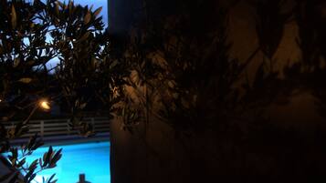 Una piscina al aire libre de temporada