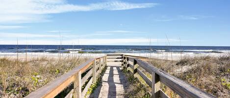 På stranden och solstolar