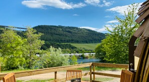 Family an Land | Blick auf die Berge