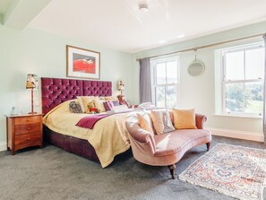 4 bedrooms, free WiFi, bed sheets - A magnificent property, great for friends and family alike. (Lydney)