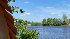Vista de un lago con árboles y una estructura de madera al frente.