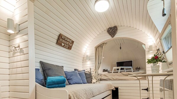 Comfort Cabin | Living area | Flat-screen TV - Campingoase Eider (Hennstedt)