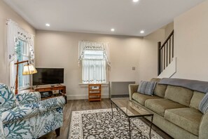 TV - Cozy Home Downtown Boothbay Harbor (Boothbay Harbor)