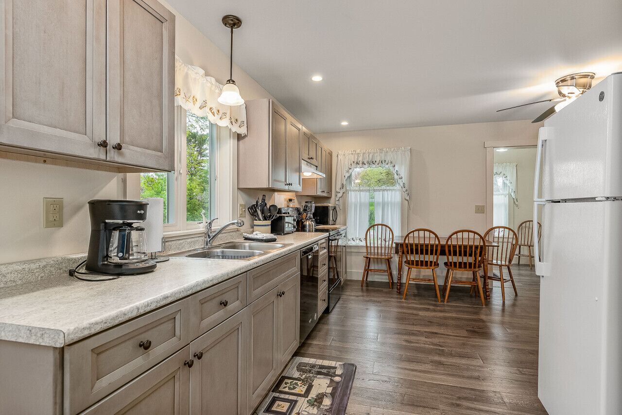 冷蔵庫、電子レンジ、オーブン、コンロ