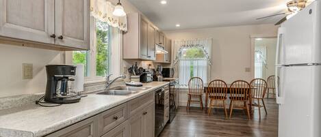 Refrigerador, microondas, horno, placa de cocina