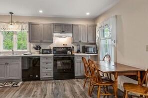 Fridge, microwave, oven, stovetop - Cozy Home Downtown Boothbay Harbor (Boothbay Harbor)