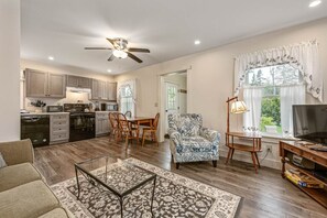 TV - Cozy Home Downtown Boothbay Harbor (Boothbay Harbor)