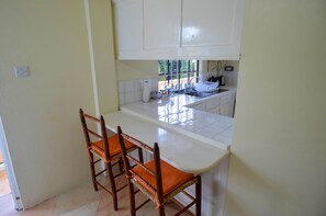 Appartement Deluxe, 1 chambre, vue sur la montagne, face à la mer | Repas dans la chambre