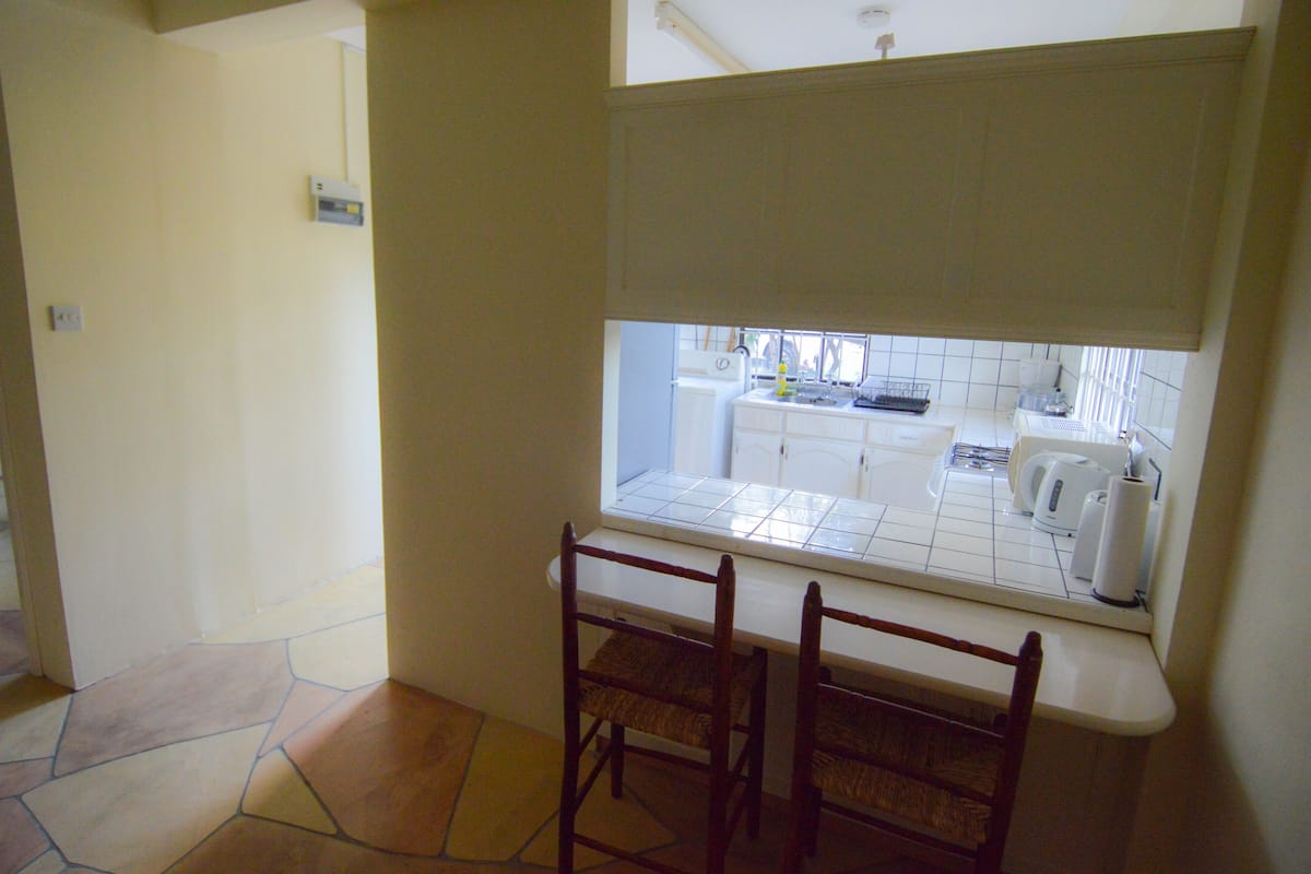 Apartamento luxo, vista parcial para o mar, ao lado da montanha | Opções para refeição no quarto