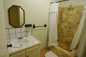 Deluxe Apartment, Partial Sea View, Mountainside | Bathroom - Piton Grandeur (Soufrière)