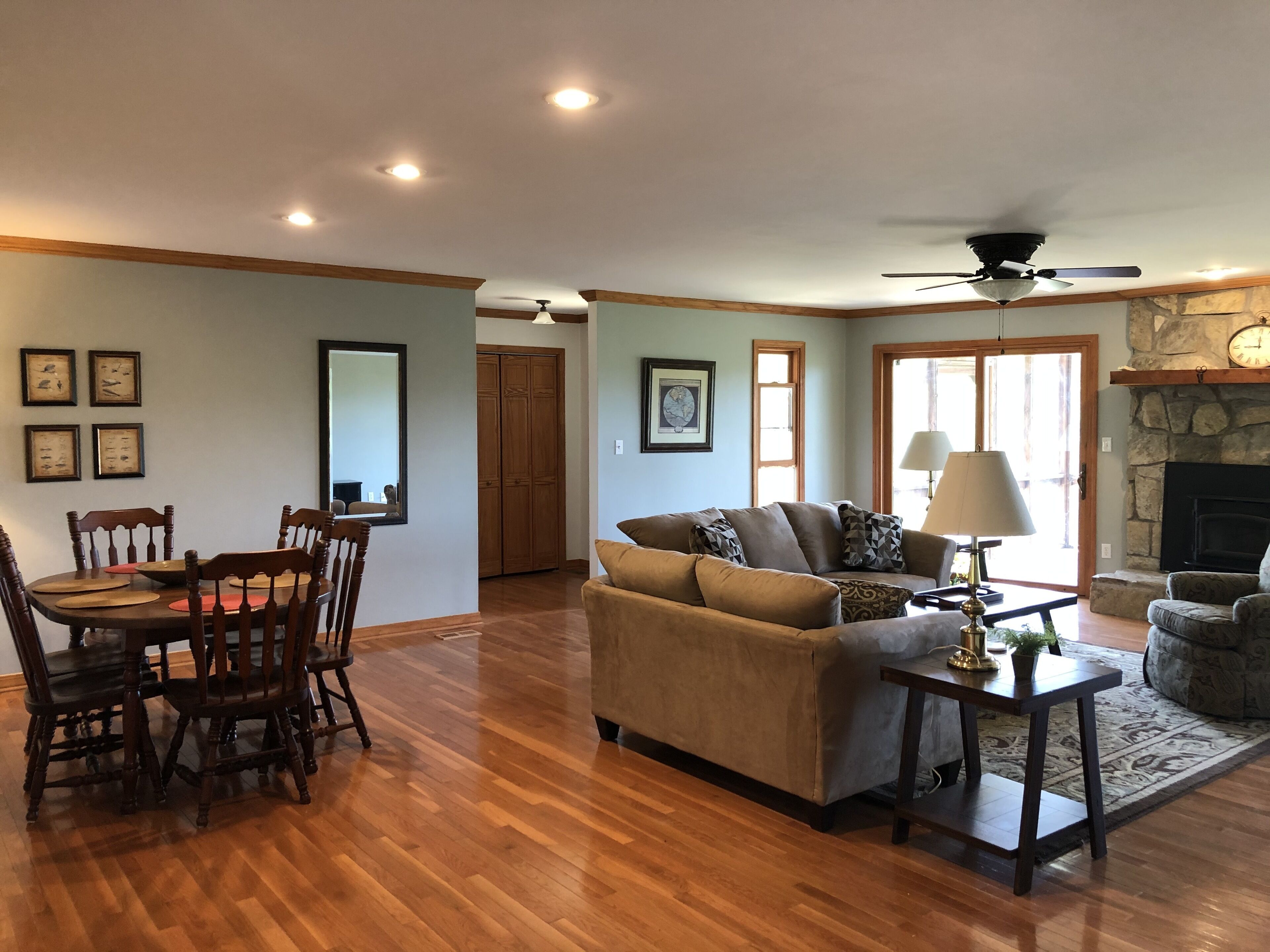  Located adjacent to South Holston River. Pet & smoke free!  Great for fishing!