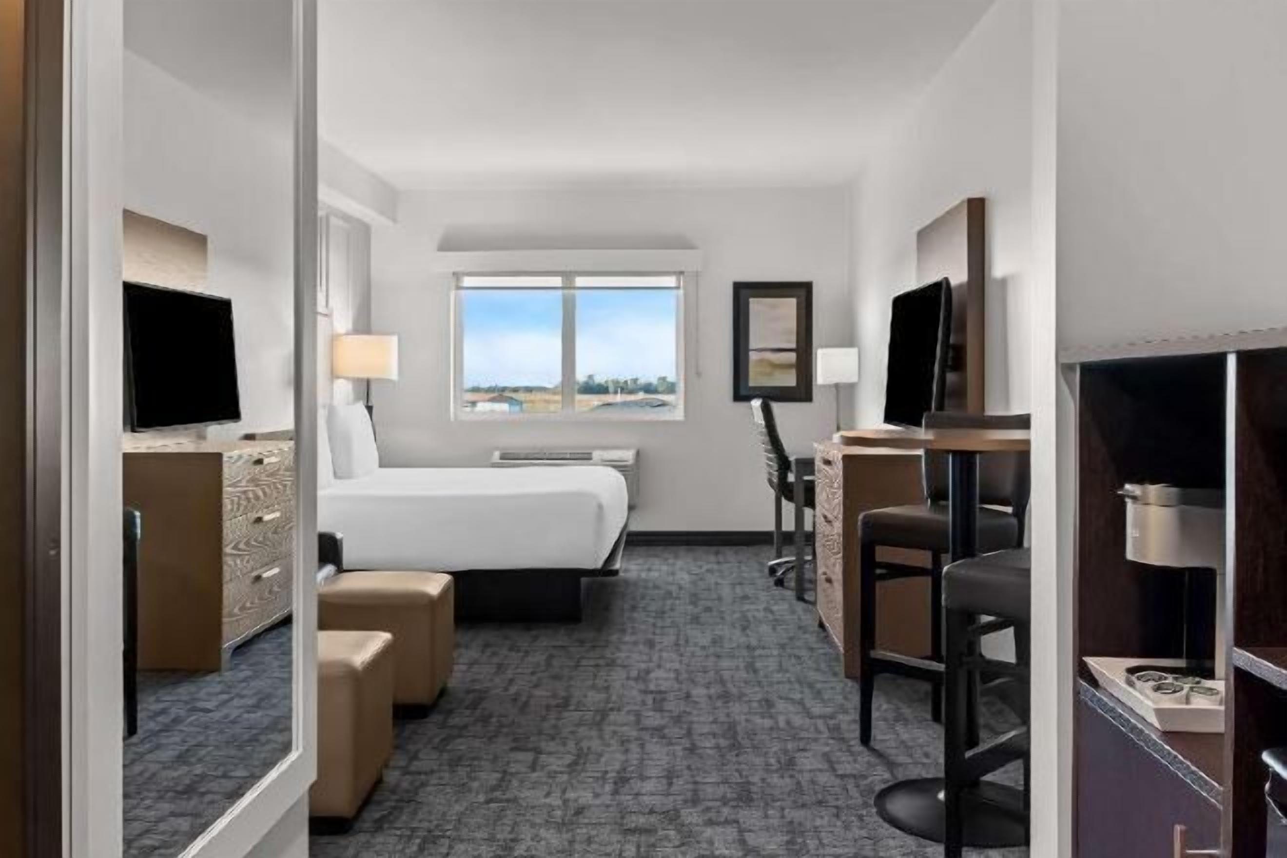 Pillowtop-patjalliset sängyt, työpöytä