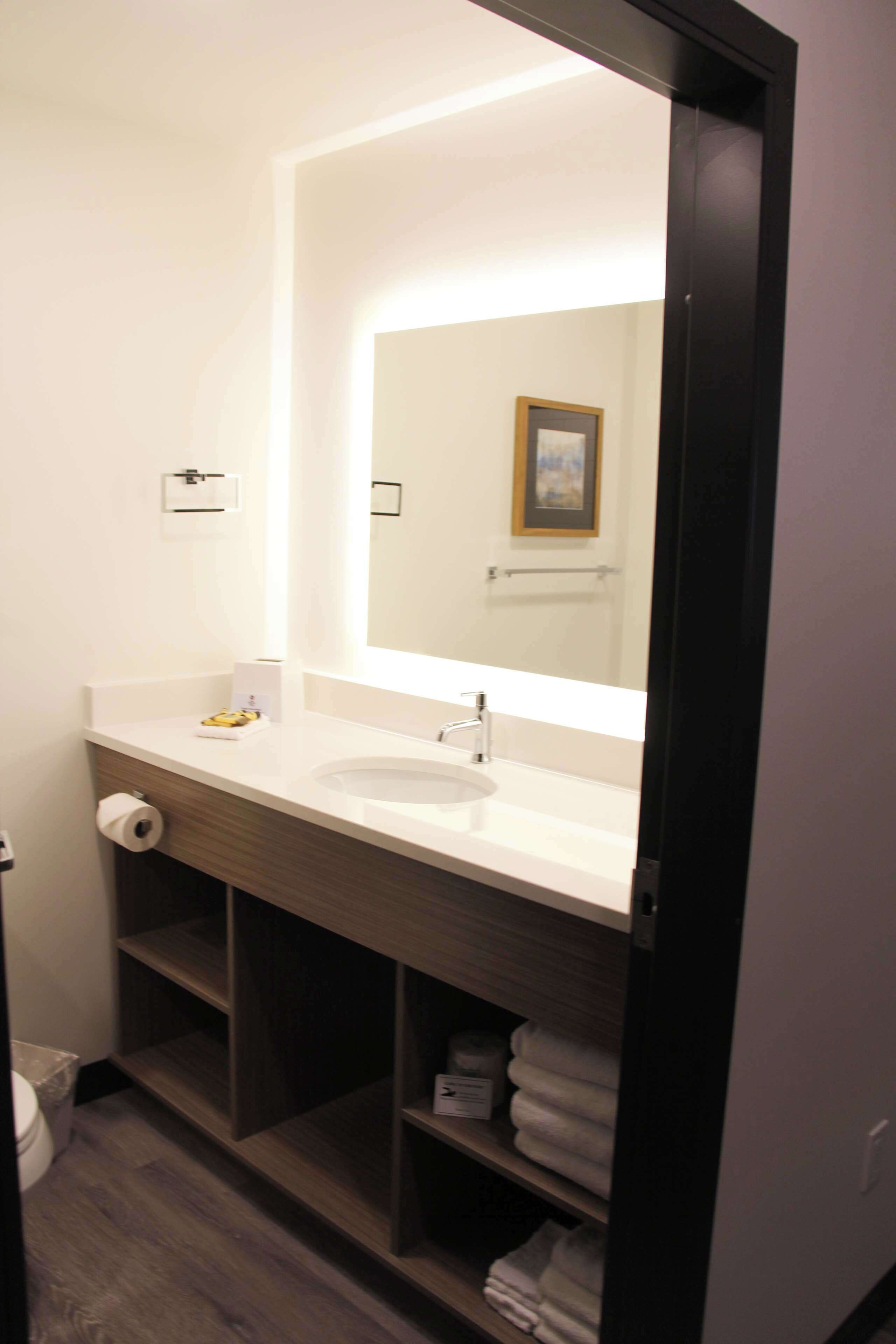 rainfall showerhead, free toiletries, hair dryer, towels