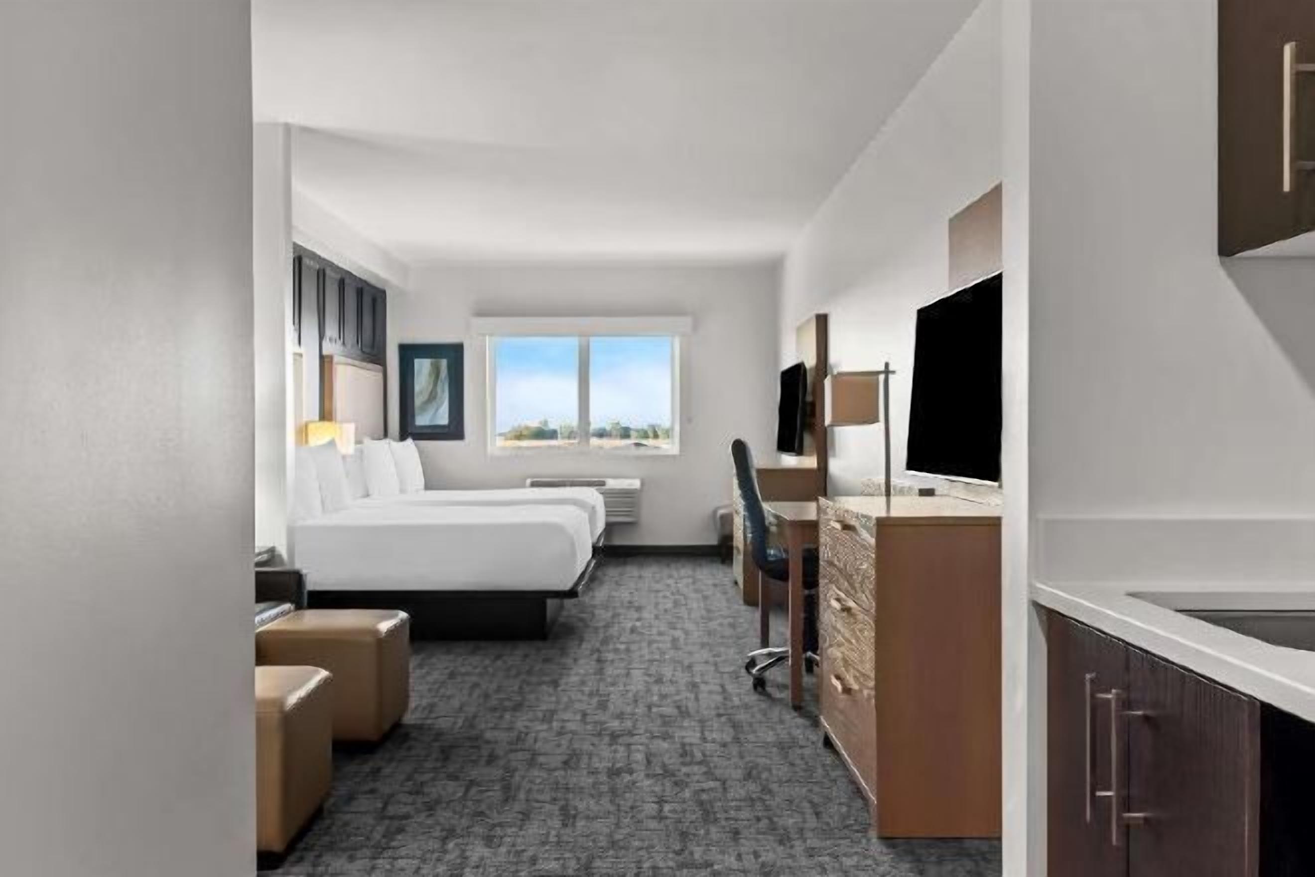 Pillowtop-patjalliset sängyt, työpöytä