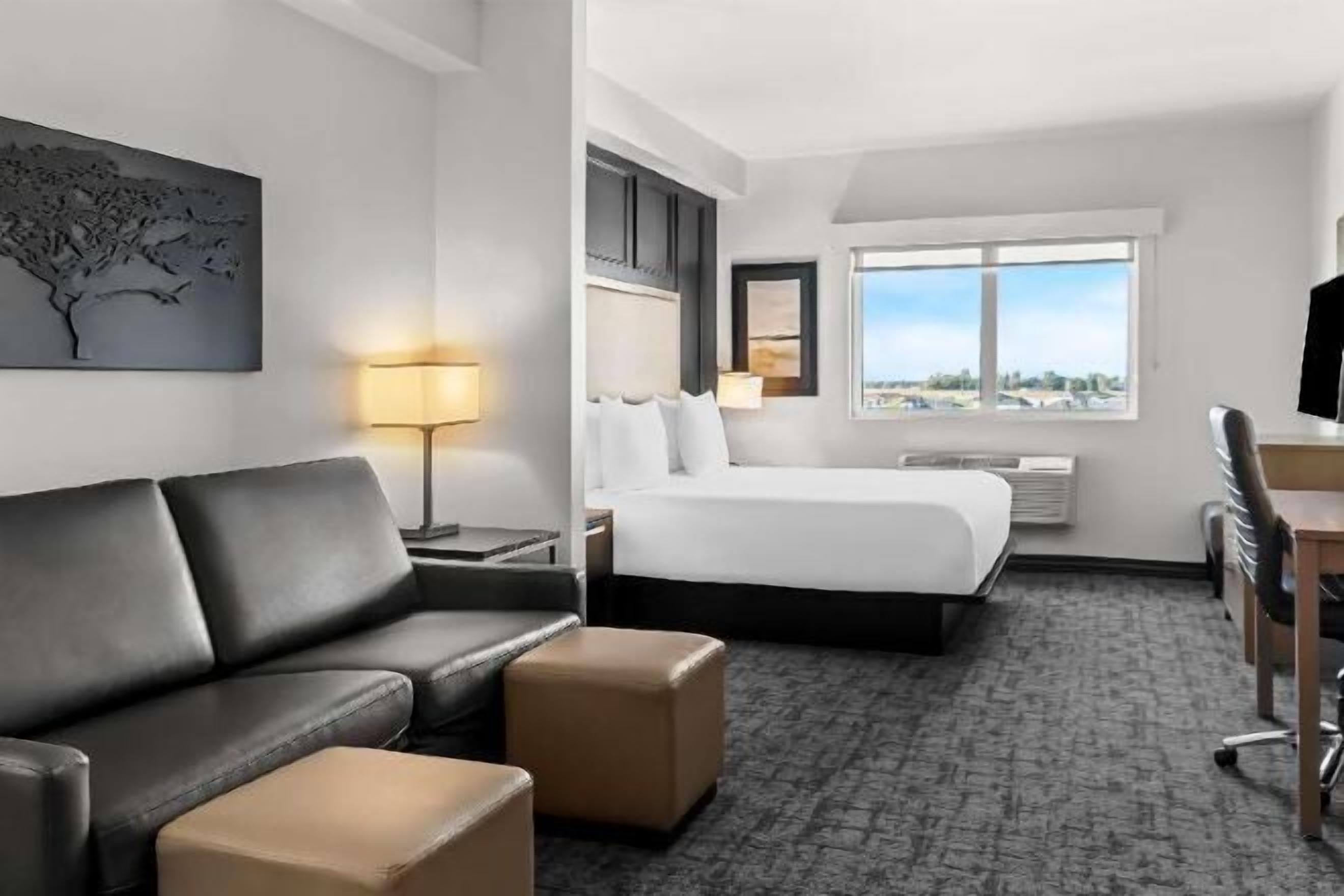 Pillowtop-patjalliset sängyt, työpöytä