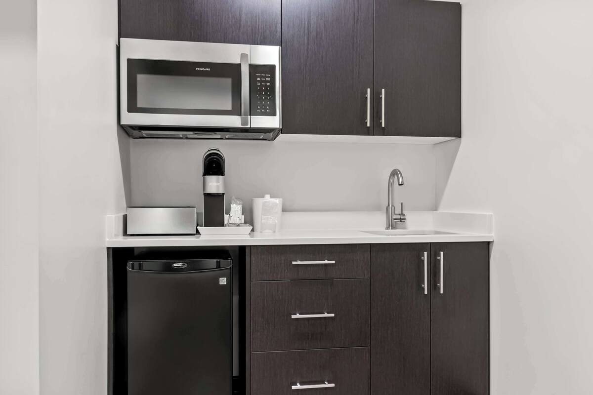 suite, 1 king bed, non smoking, kitchenette (with sofabed) | private kitchen | mini-fridge, microwave, coffee/tea maker