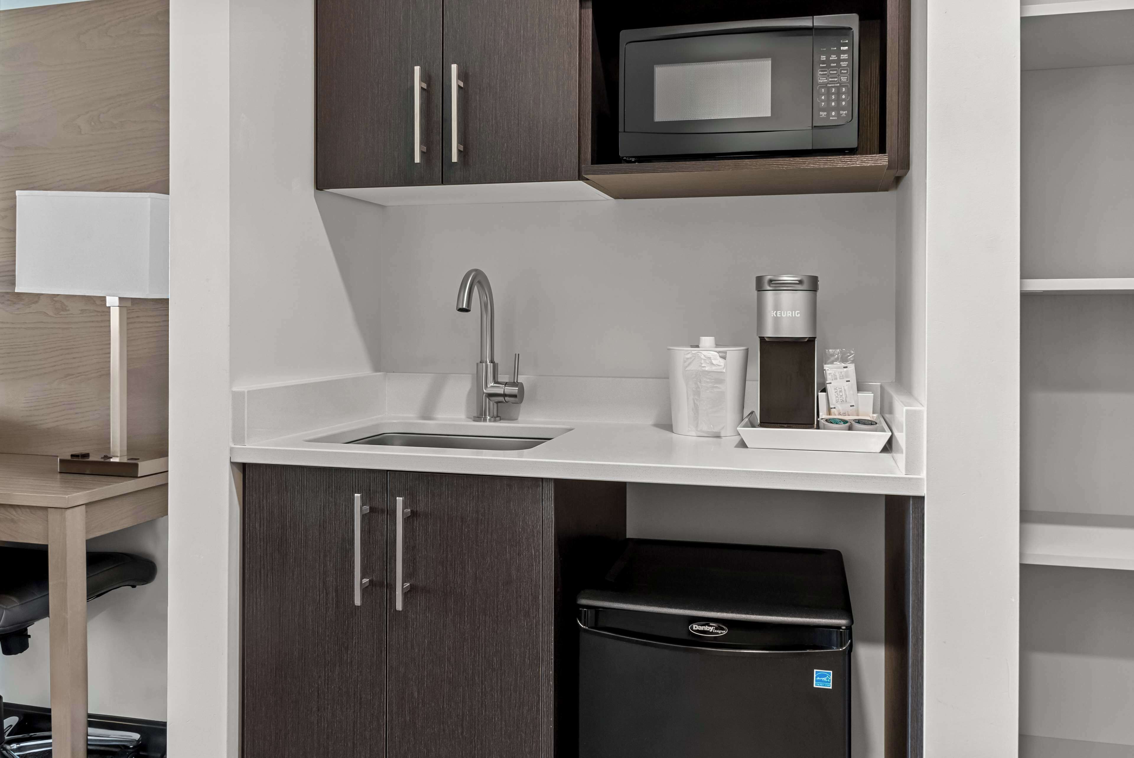 1 bedroom, pillow-top beds, desk, laptop workspace